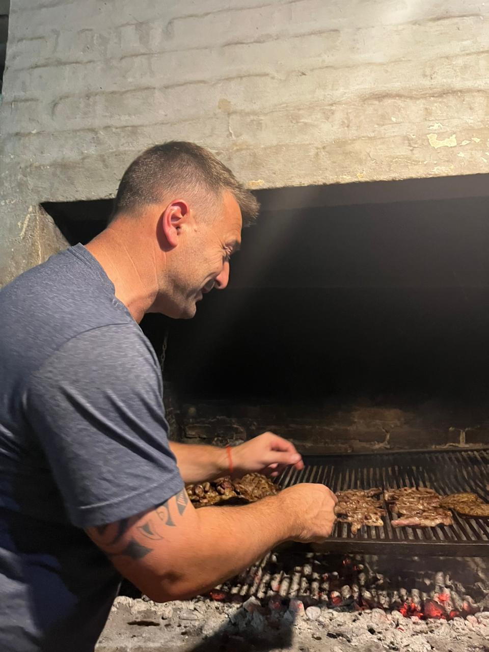 Persona asando carne