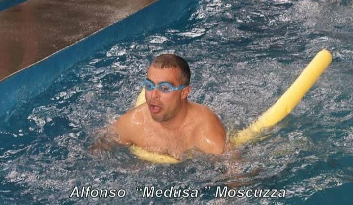 Persona nadando en una piscina con un flotador